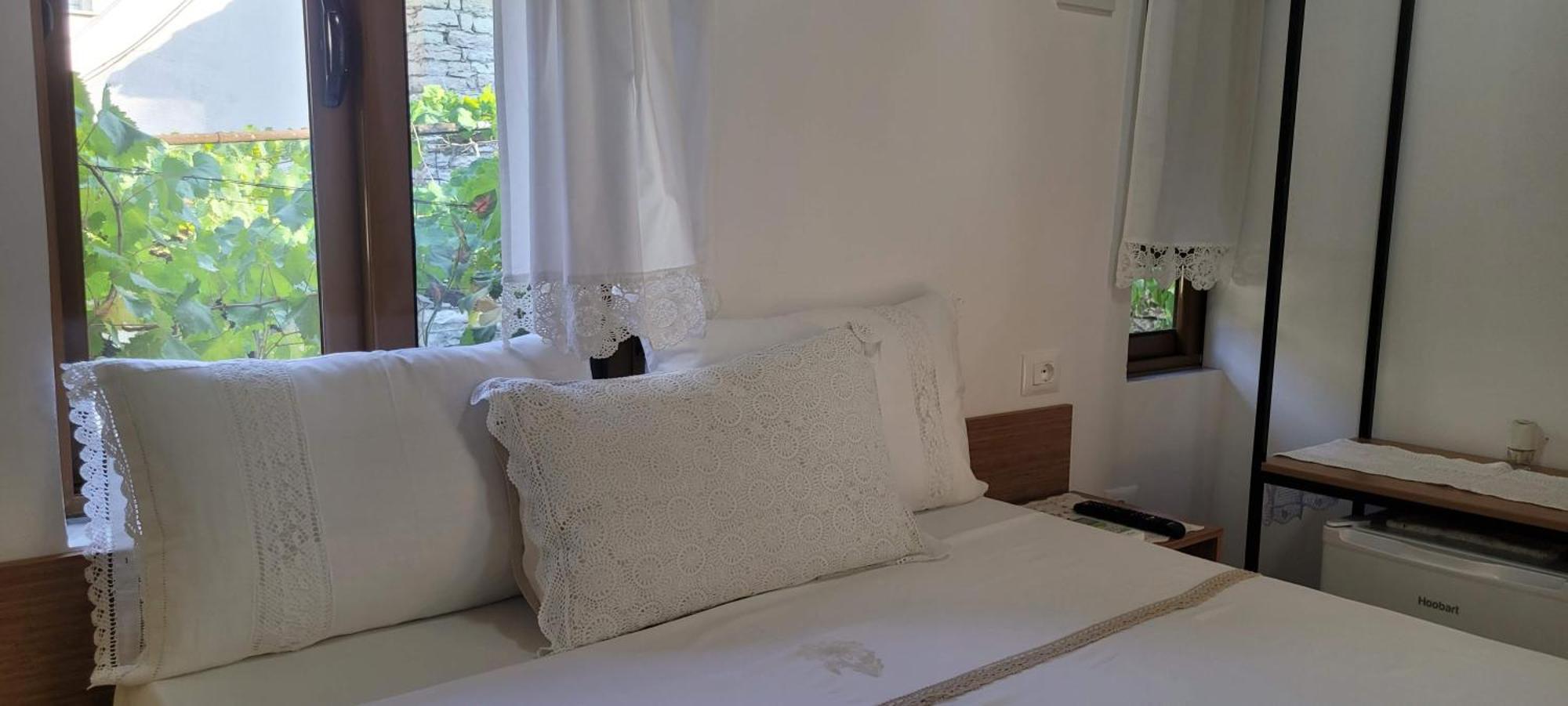 Gjirokastër Guest House Emily מראה חיצוני תמונה